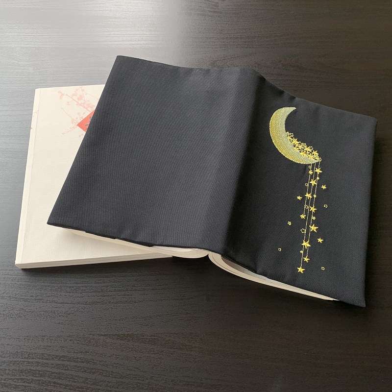 月と星の夢見るブックカバー