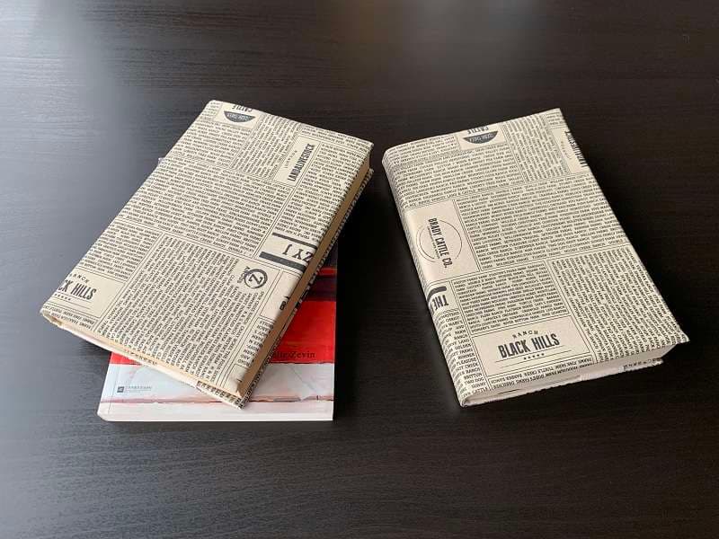 新聞柄のブックカバー