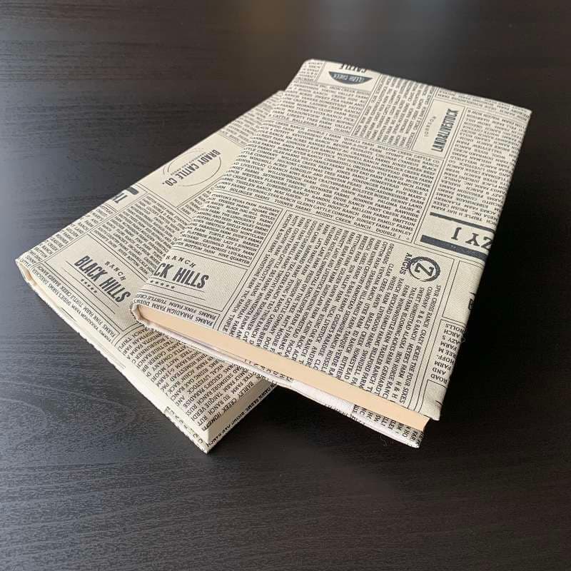 新聞柄のブックカバー