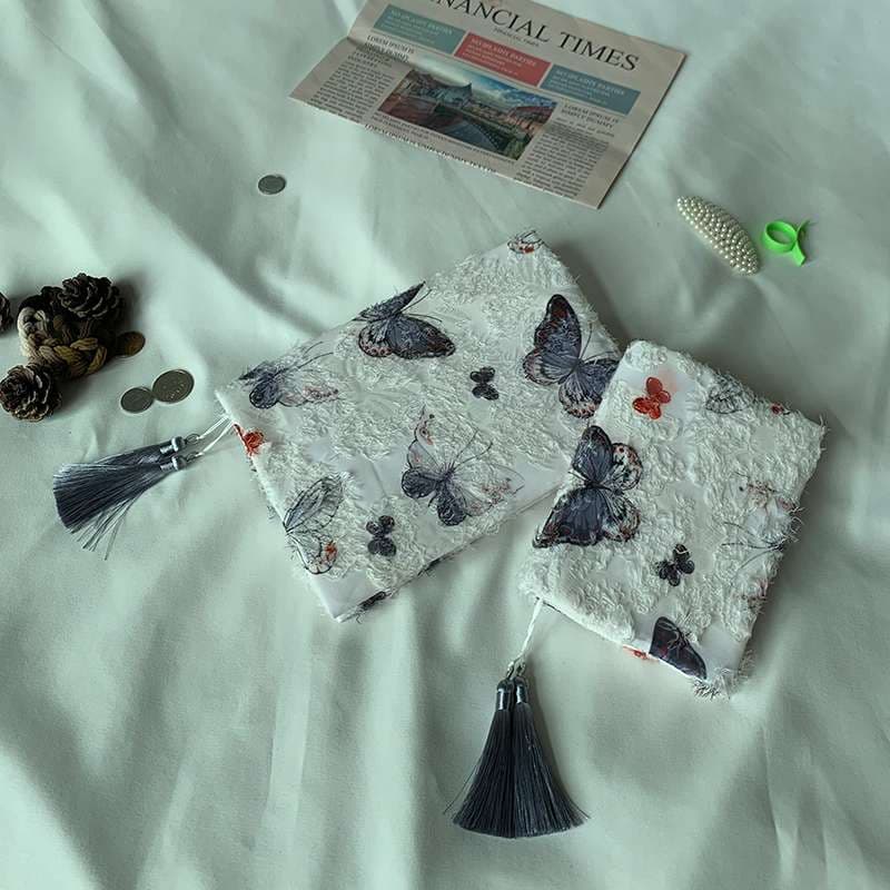 蝶々モチーフの刺繍ブックカバー