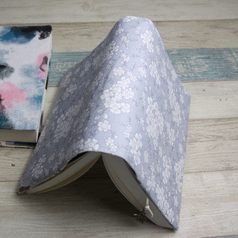 ブックカバー 優美な花と水彩の文庫本カバー