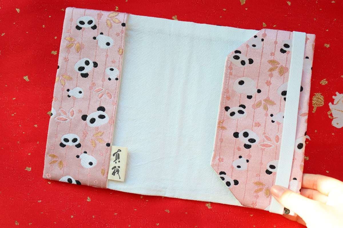 パンダ柄のかわいい布製ブックカバー