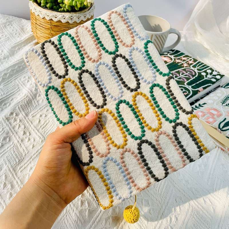 刺繍モチーフのブックカバー