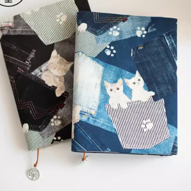 猫柄デニムパッチワークブックカバー 【デニムに入る子猫ちゃん】