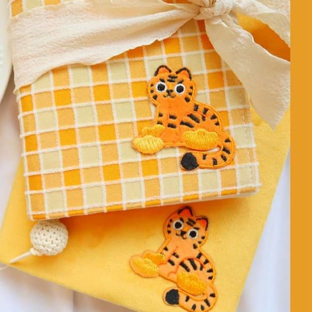 トラ柄刺繍入りもこもこ布製ブックカバー 【ストライプ】