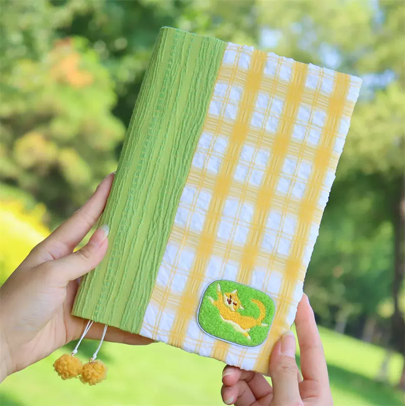 動物刺繍入り和風ブックカバー 【悪さする子猫】 モフモフ素材でお家を緑地化計画にしよう((´∀｀))