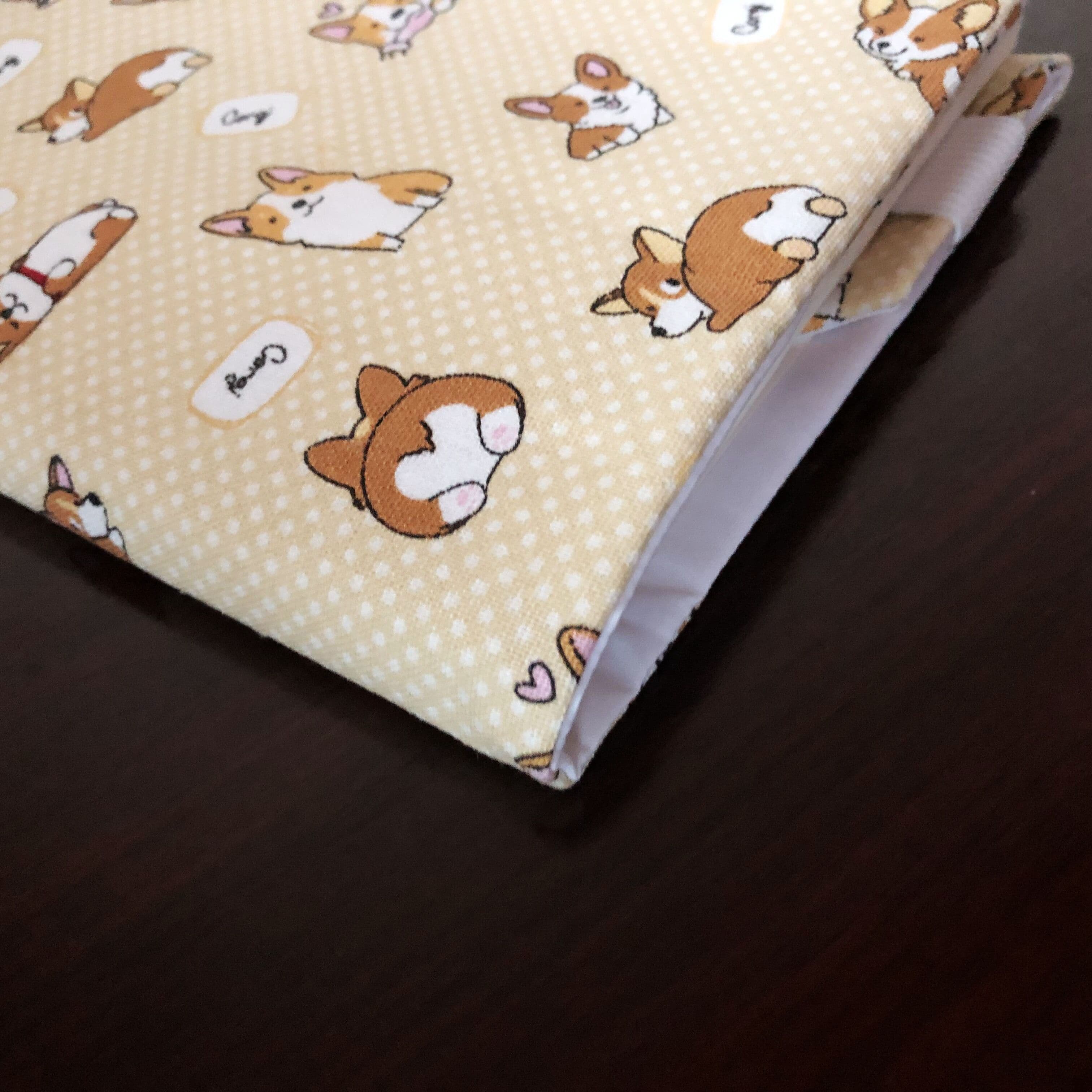 手に取りたくなる可愛さのコーギー柄のブックカバー生地 A5（ビジネス書）A6（文庫本）対応