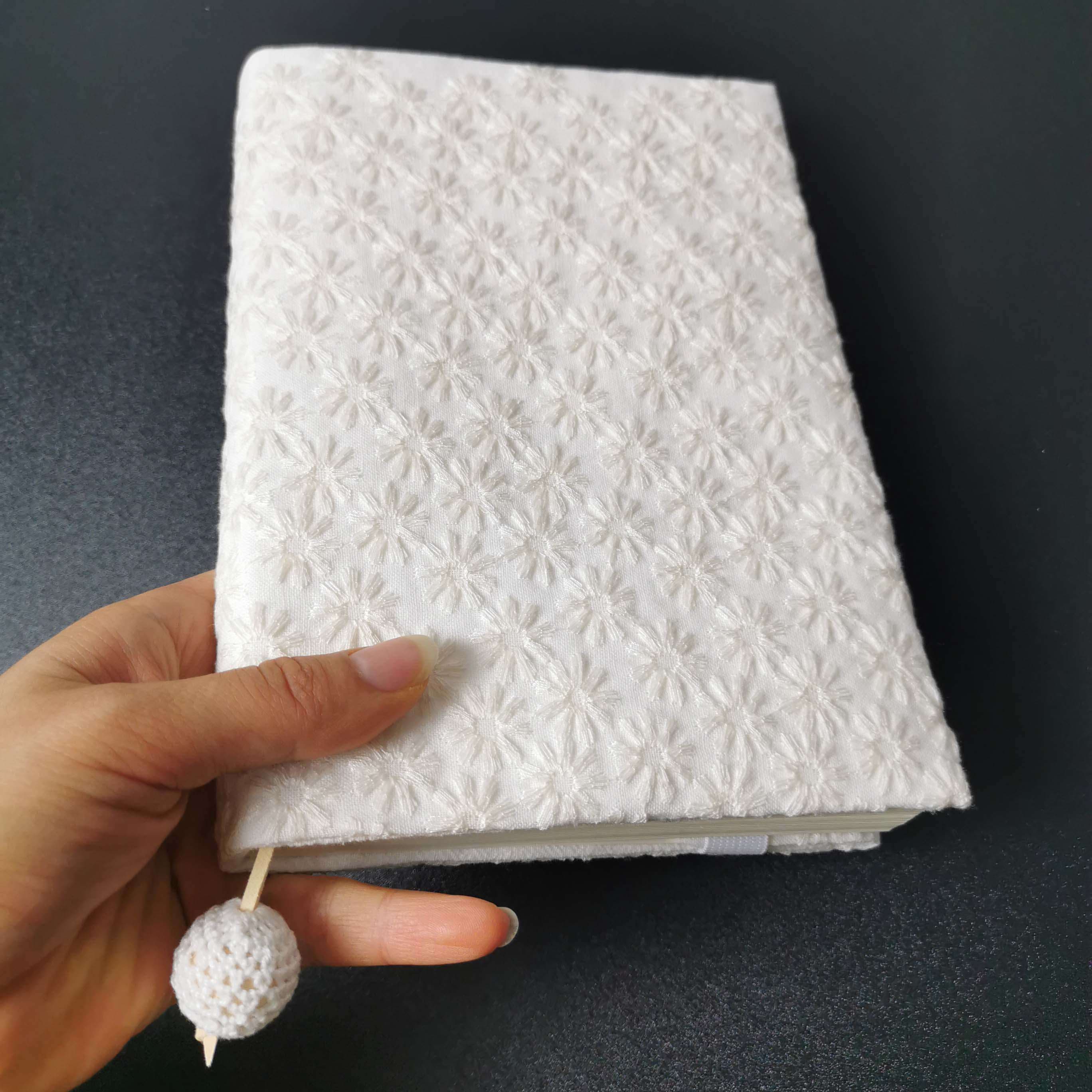 花刺繍のブックカバー