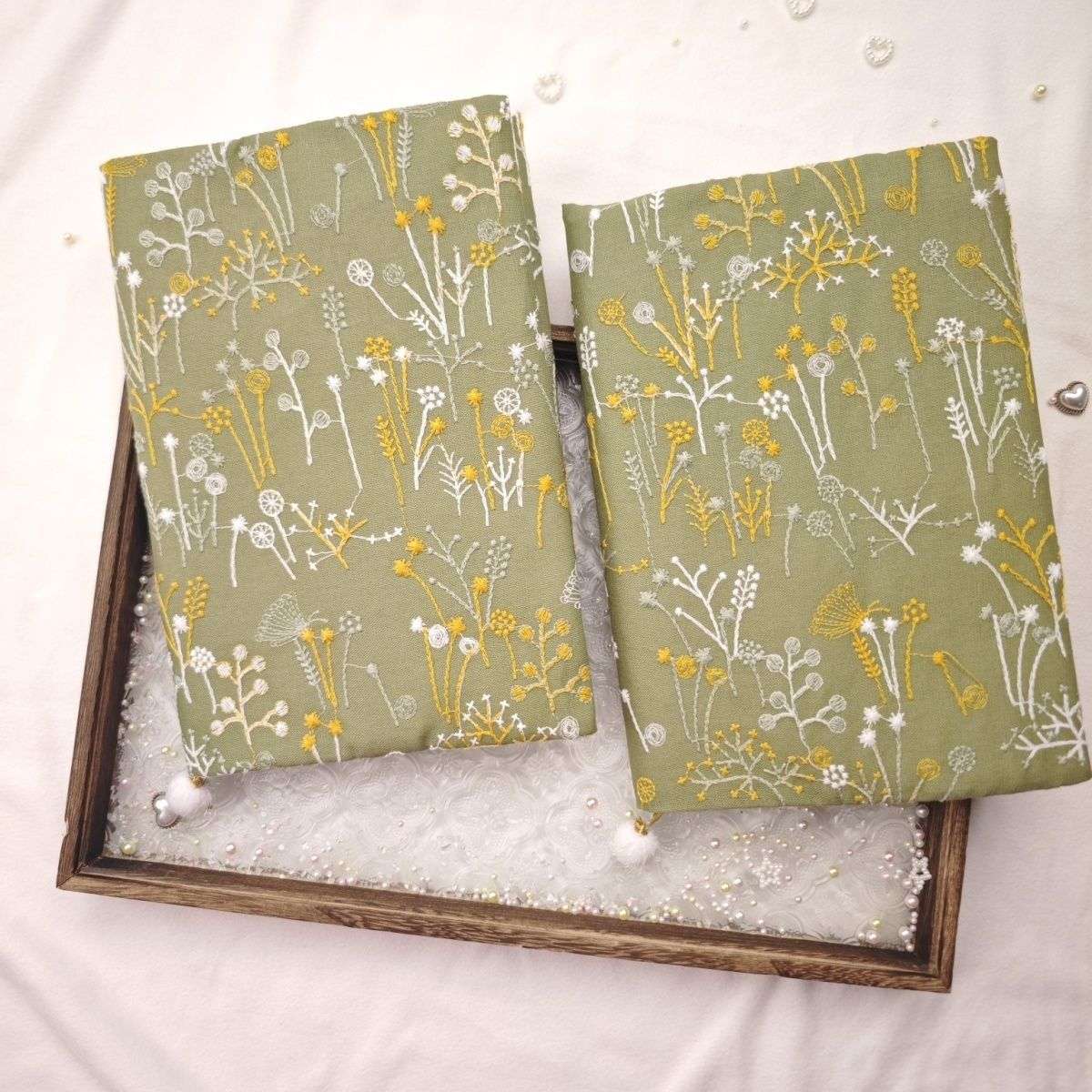 野の花刺繍ブックカバー
