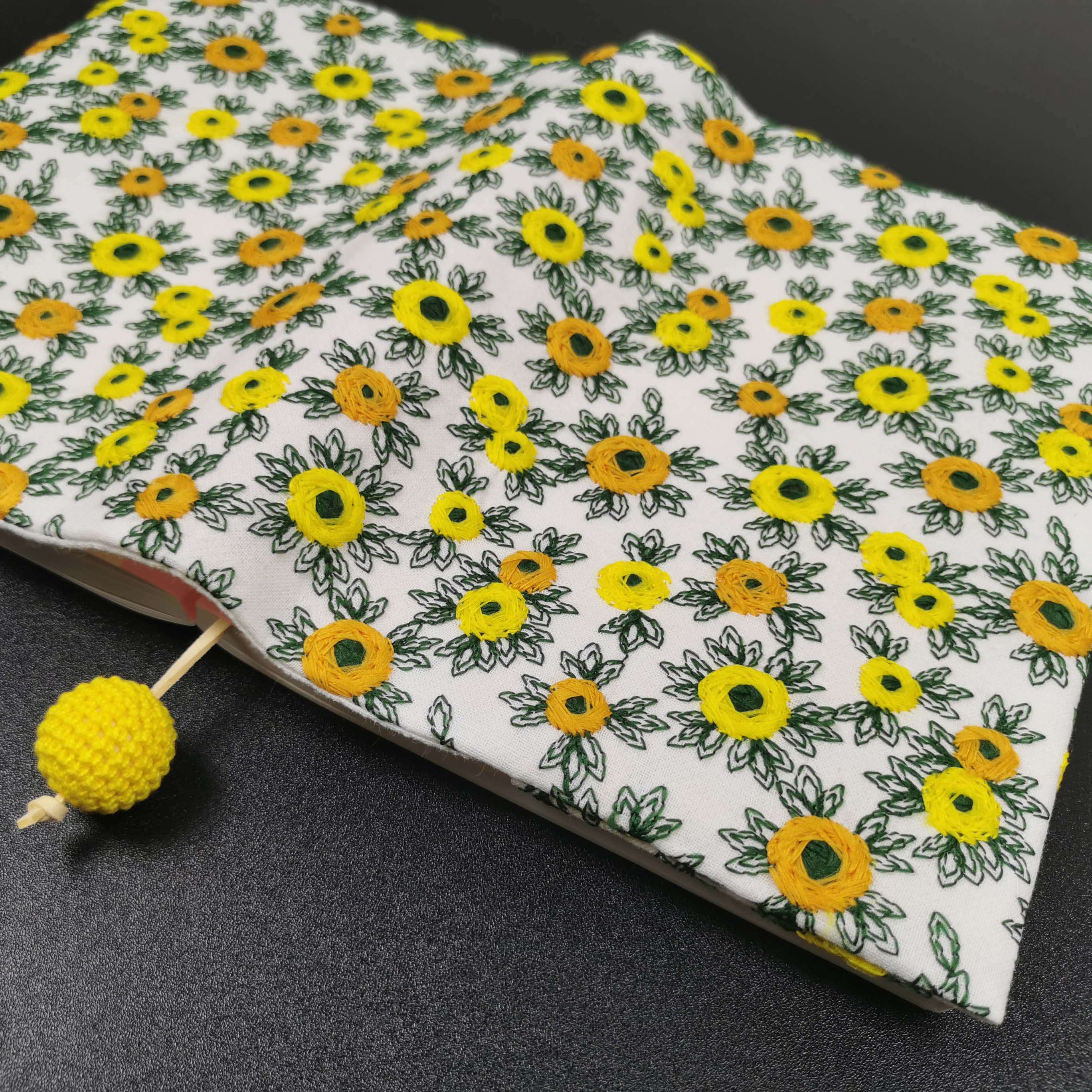 花刺繍のブックカバー