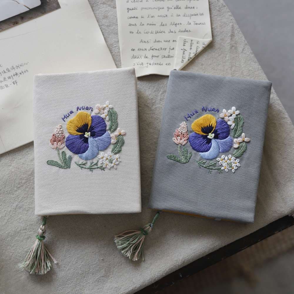 花刺繍入りリネンブックカバー A6（文庫本）対応