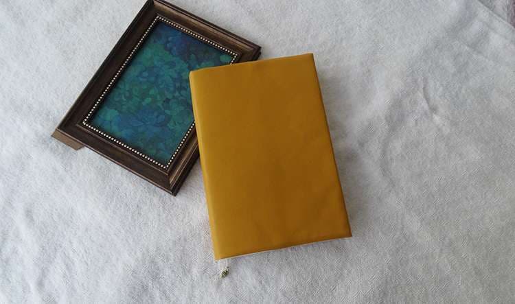 自然モチーフの飾り付き革製ブックカバー