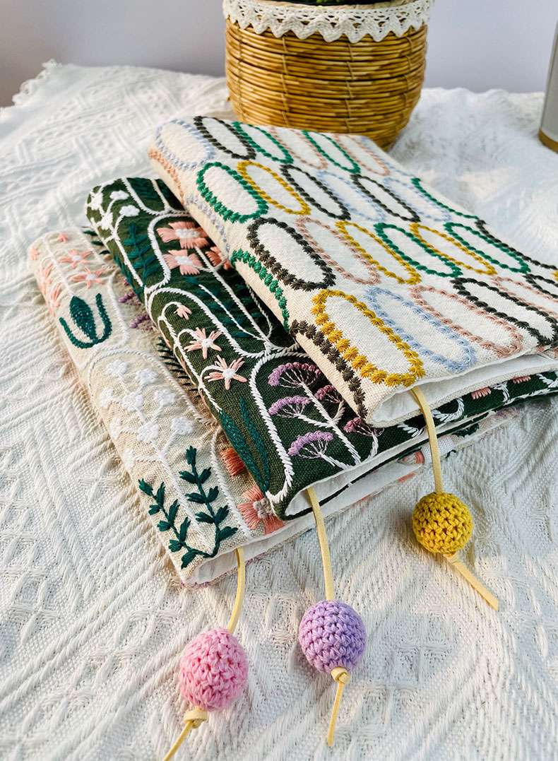 刺繍入り手作りブックカバー