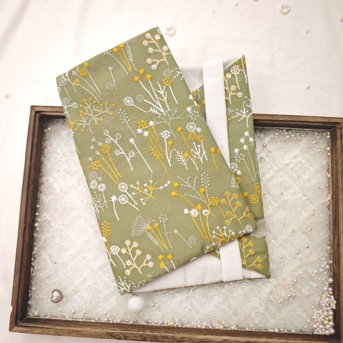 野の花刺繍ブックカバー