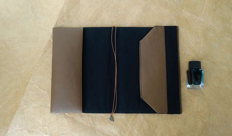 自然モチーフの飾り付き革製ブックカバー