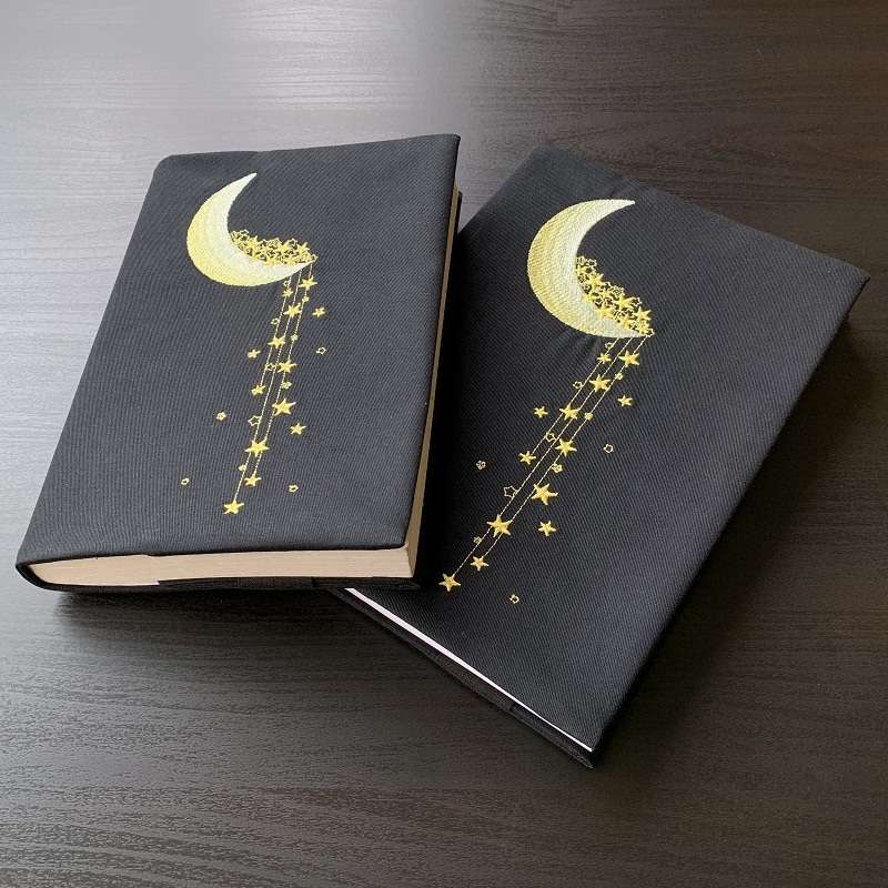 月と星の夢見るブックカバー