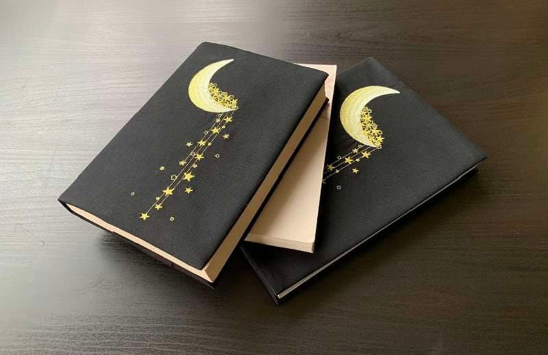 月と星の夢見るブックカバー