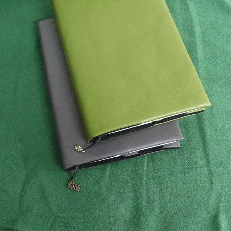 自然モチーフの栞付き本革ブックカバー