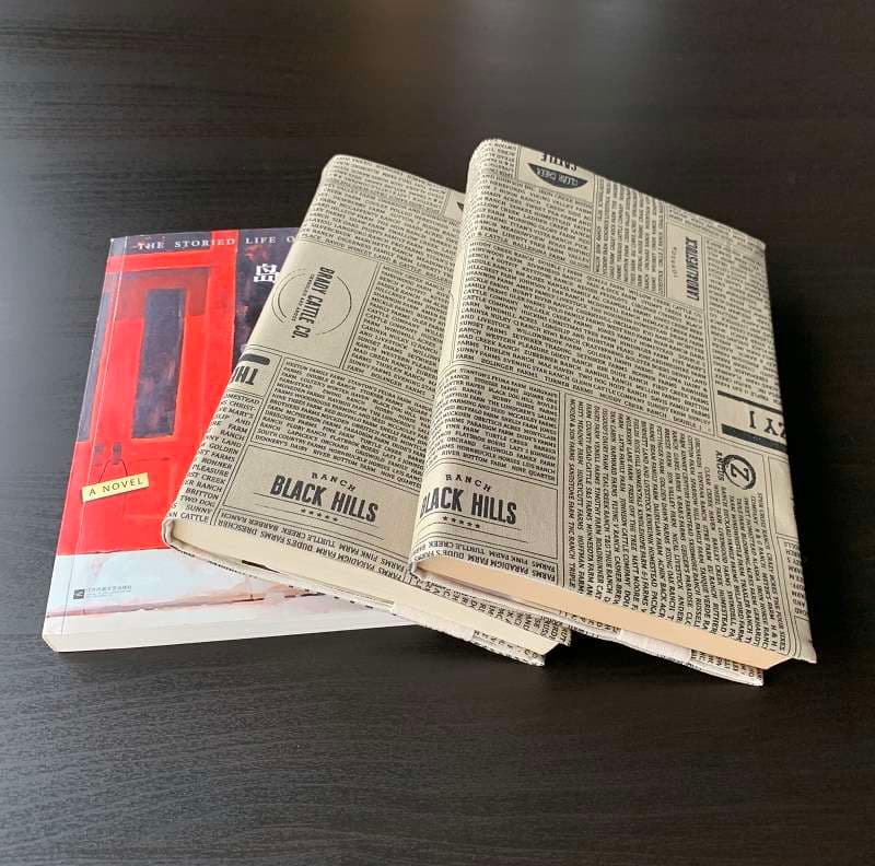 新聞柄のブックカバー