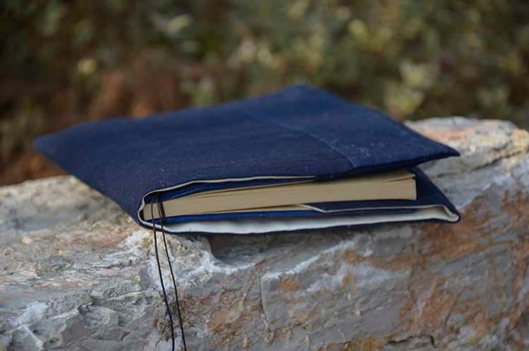 波紋模様のデニムブックカバー