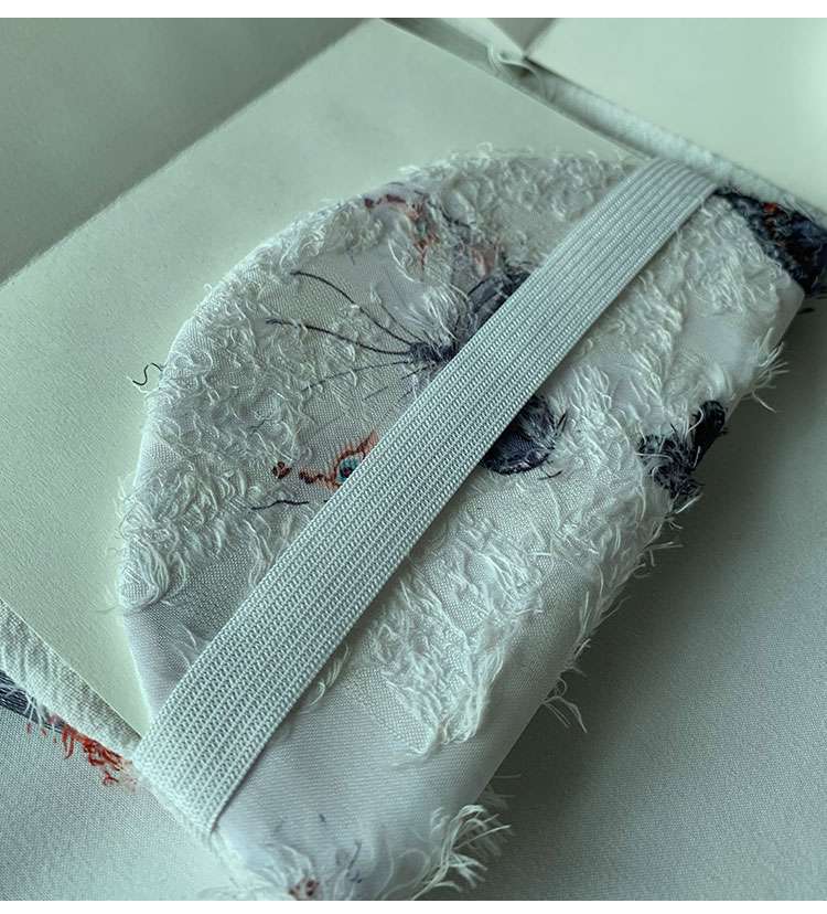 蝶々モチーフの刺繍ブックカバー