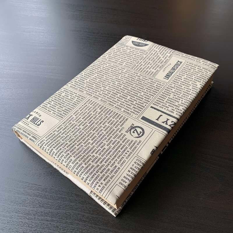 新聞柄のブックカバー