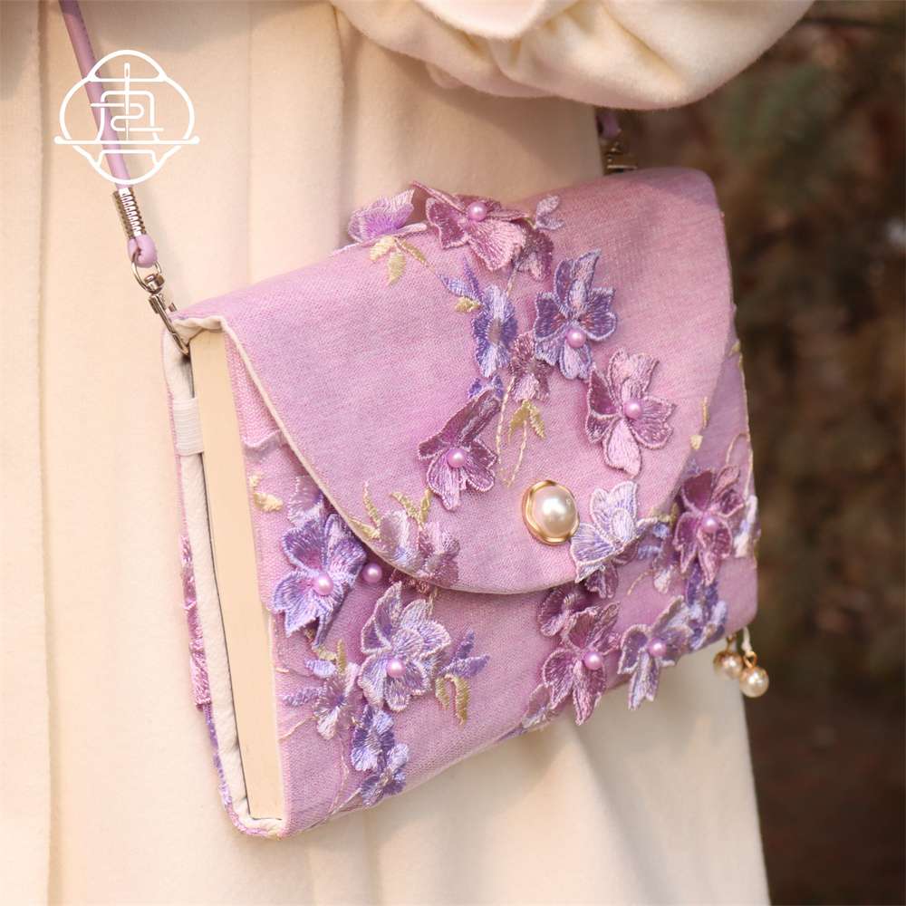 ~ポーチのようなかわいいブックカバー～ 桜刺繍のブックカバー