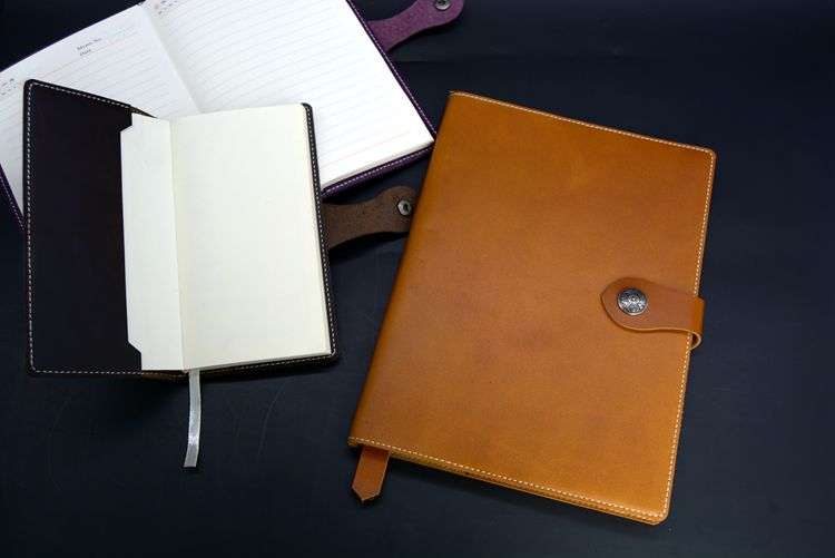 花柄エンボス加工レザーブックカバー b5,a5,a6対応