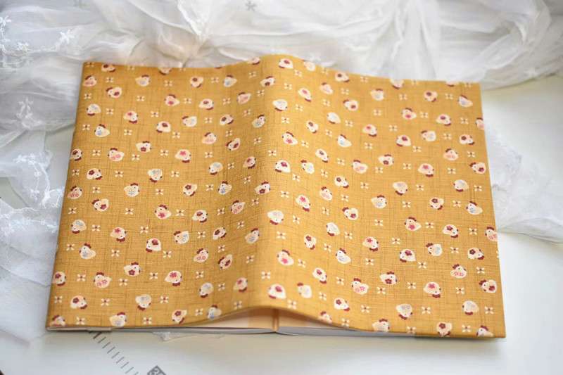 気持ちが楽になる間抜けな・にわとり刺繍ブックカバー