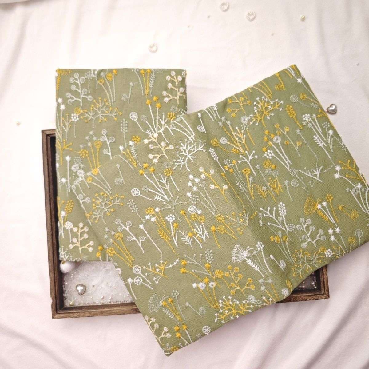 野の花刺繍ブックカバー