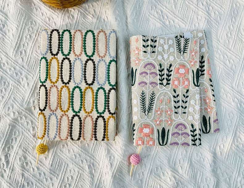 刺繍入り手作りブックカバー
