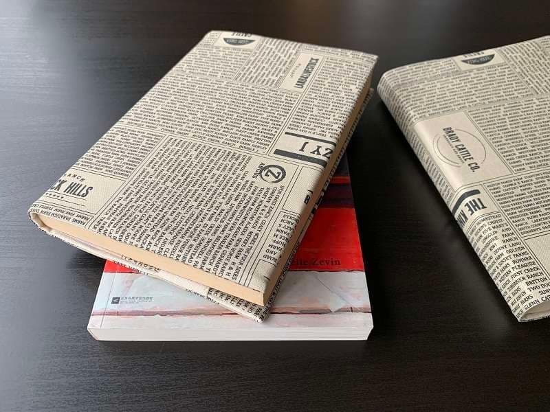 新聞柄のブックカバー