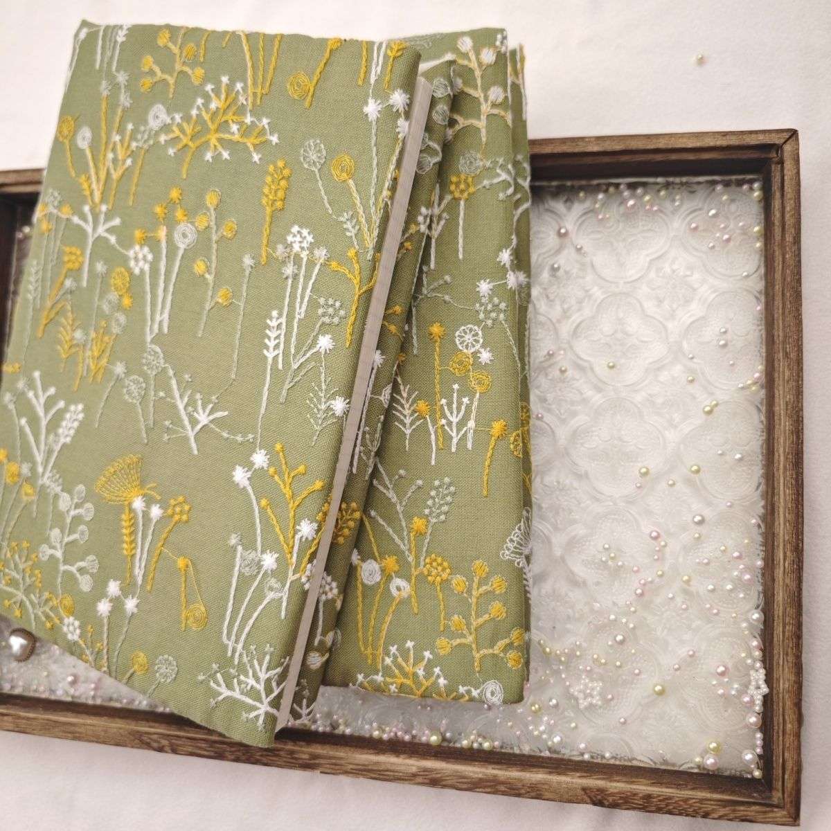 野の花刺繍ブックカバー
