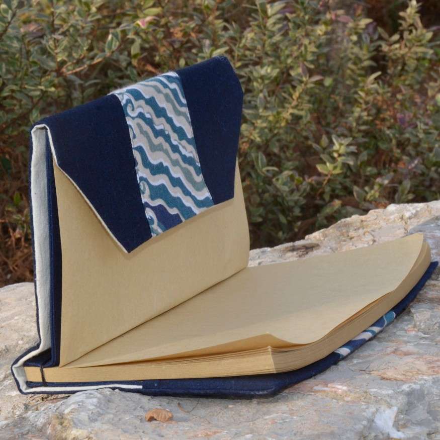 波紋模様のデニムブックカバー