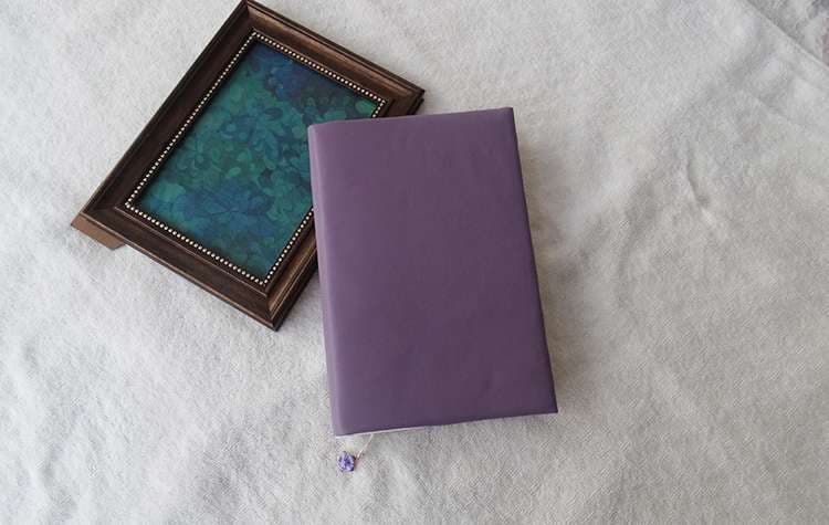 自然モチーフの飾り付き革製ブックカバー