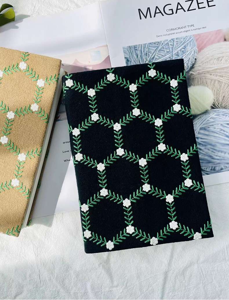 花刺繍格子模様のブックカバー A5（ビジネス書）A6（文庫本）
