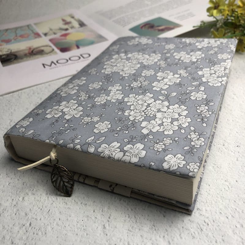 ブックカバー 優美な花と水彩の文庫本カバー