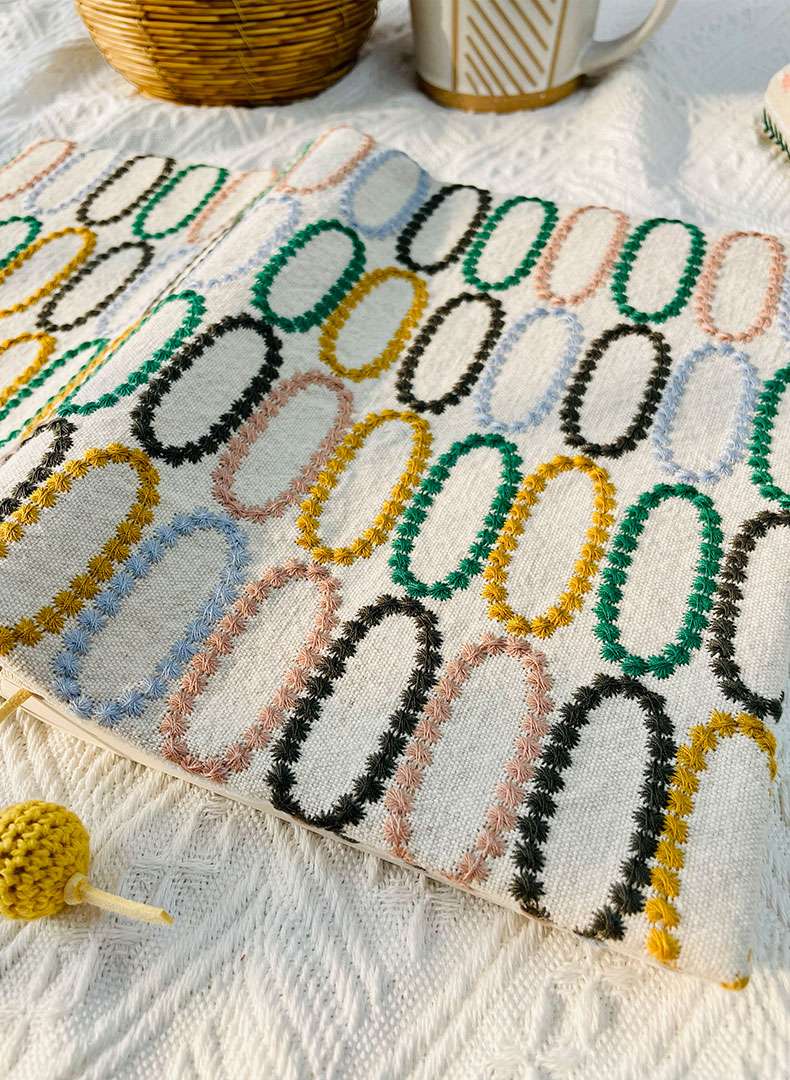 刺繍モチーフのブックカバー