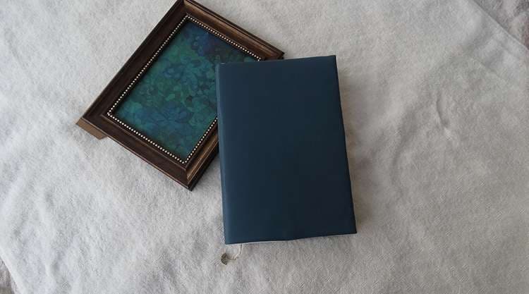 自然モチーフの飾り付き革製ブックカバー