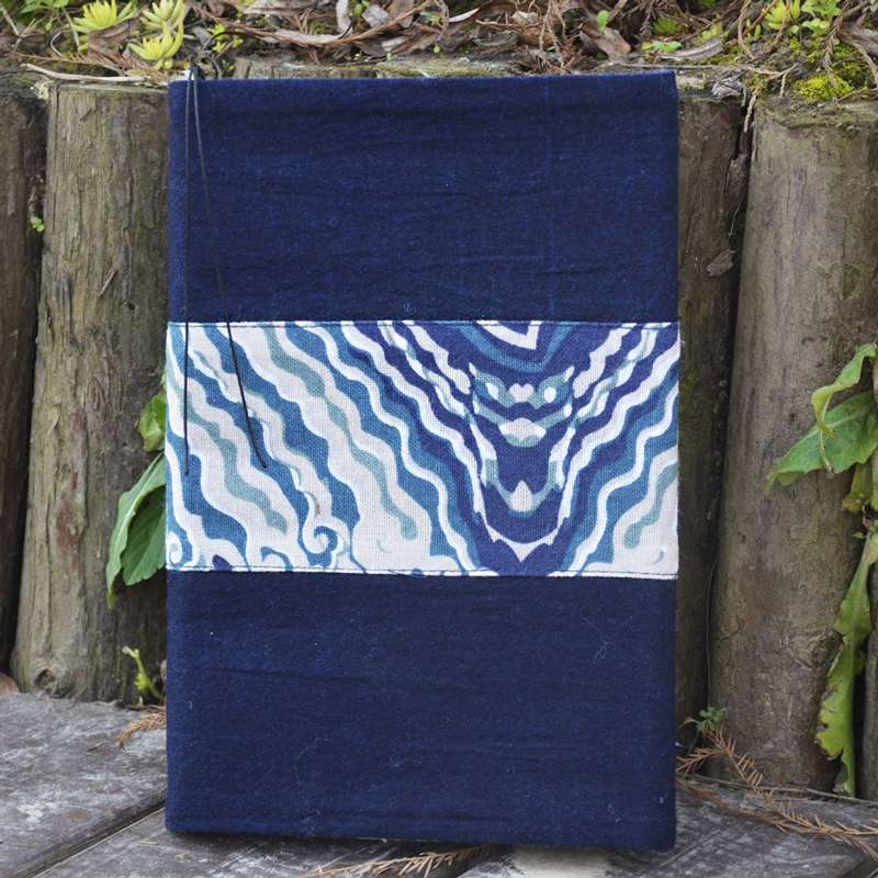 波紋模様のデニムブックカバー