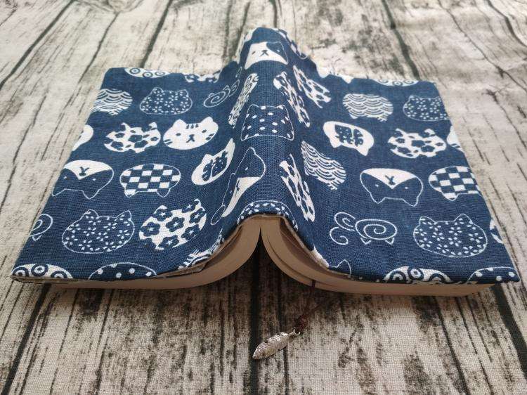 和風猫柄ブックカバー 布