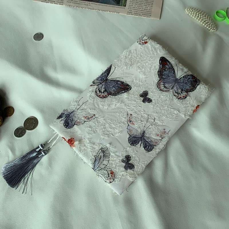 蝶々モチーフの刺繍ブックカバー