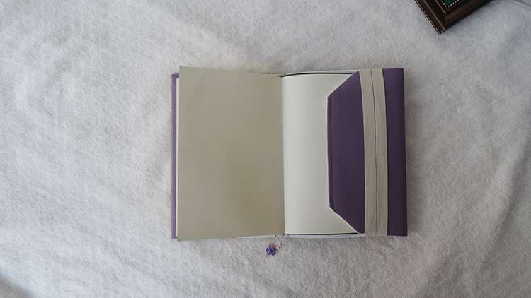 自然モチーフの飾り付き革製ブックカバー