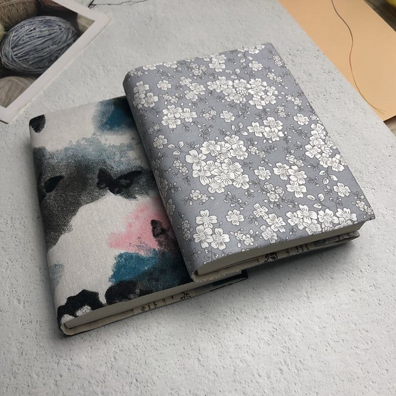ブックカバー 優美な花と水彩の文庫本カバー