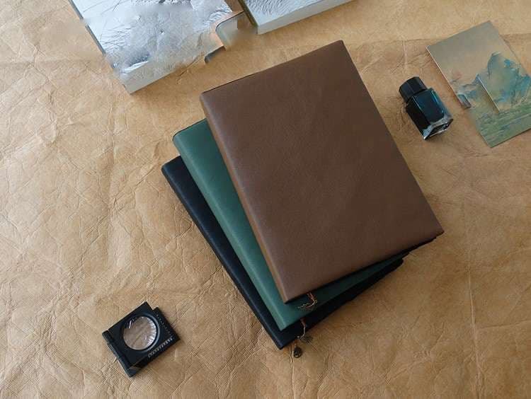 自然モチーフの飾り付き革製ブックカバー