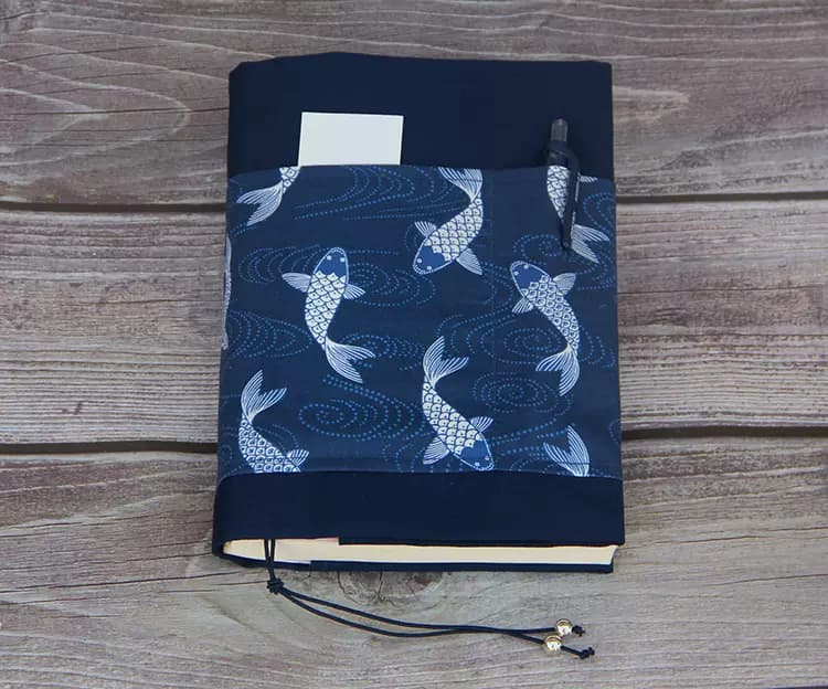 花柄刺繍入り布製ブックカバー【鯉焦がれるダークブルー】