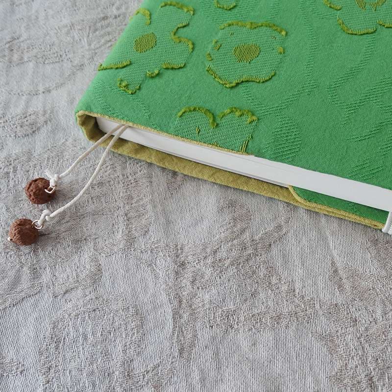花模様刺繍入り布製ブックカバー