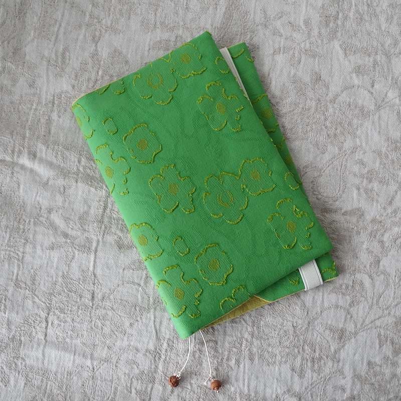 花模様刺繍入り布製ブックカバー