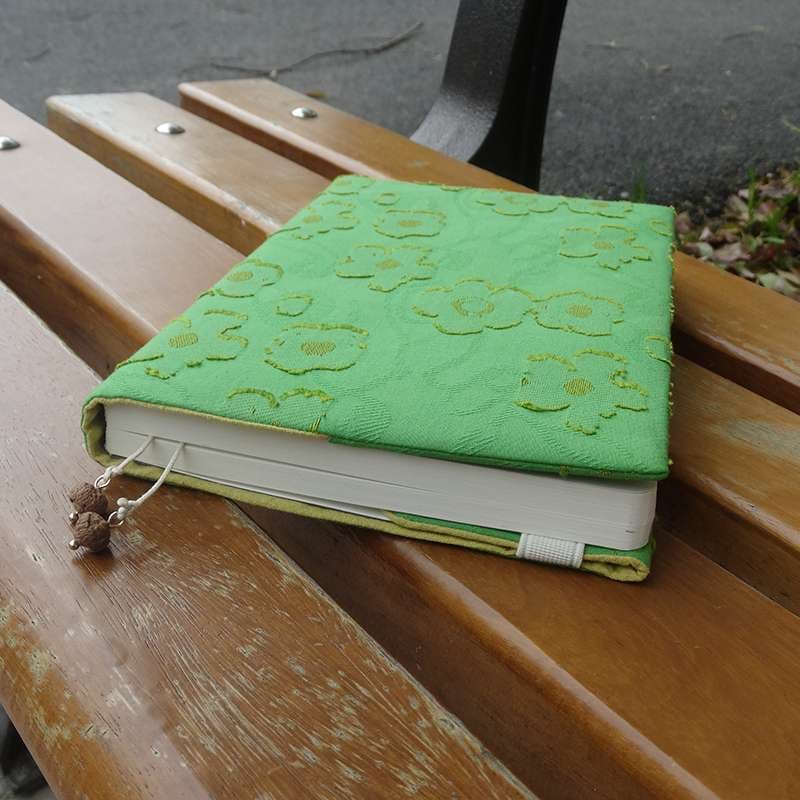 花模様刺繍入り布製ブックカバー