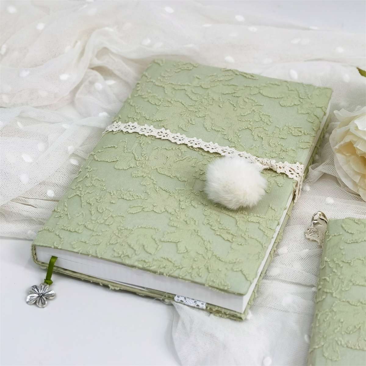 ふわもこ 刺繍レース付き 海藻風 ブックカバー